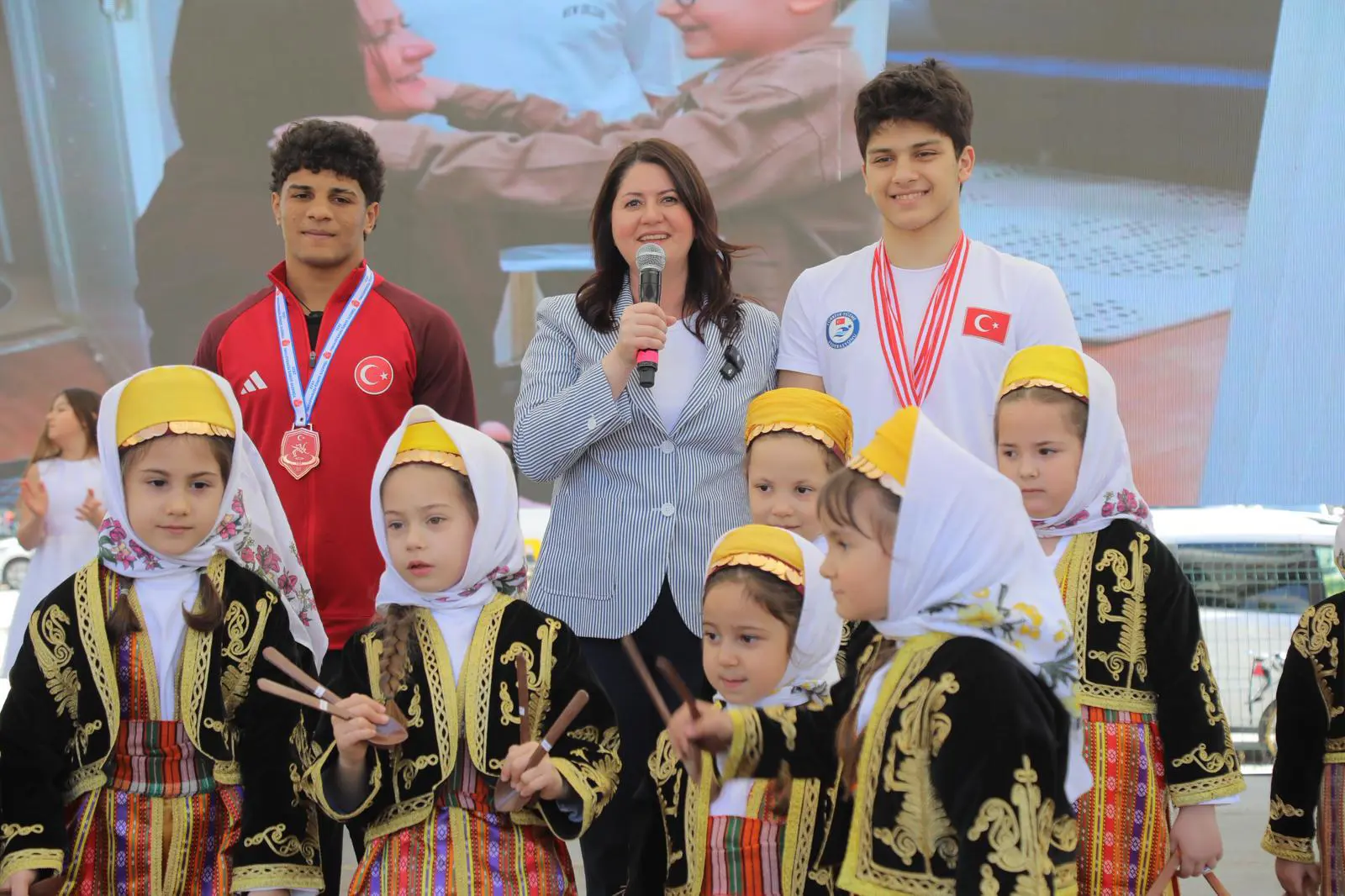 EDİRNE BELEDİYESİ 23 NİSAN ŞENLİĞİ RENKLİ GÖRÜNTÜLERE SAHNE OLDU